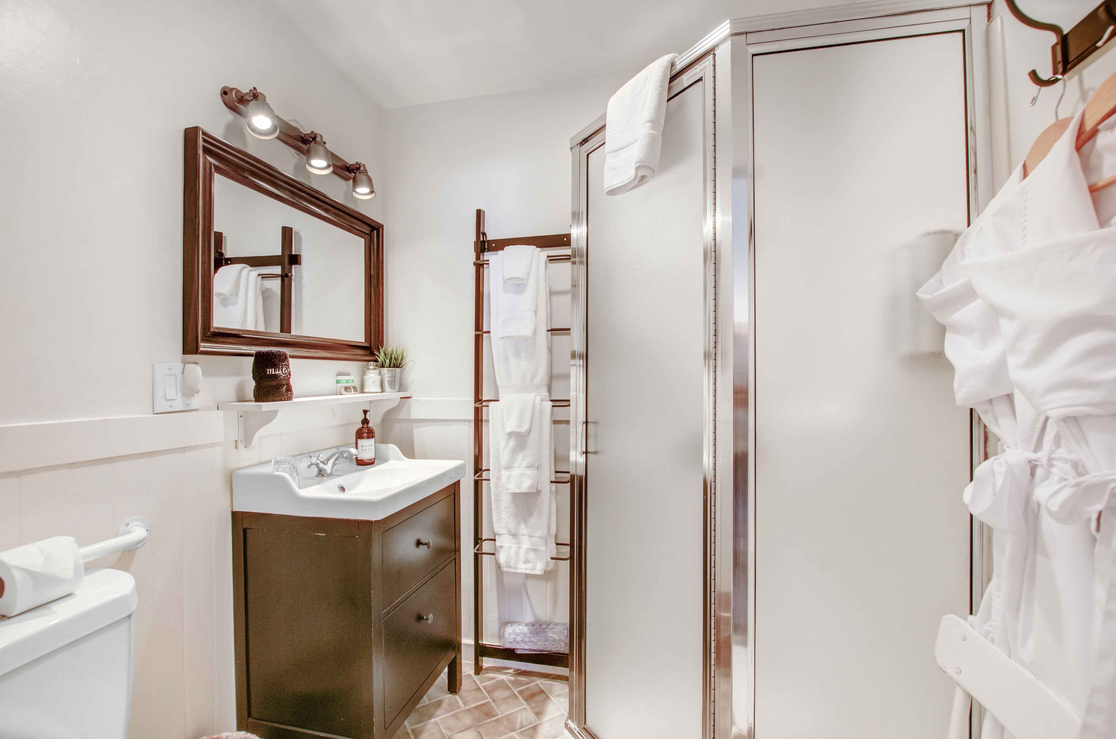 rose garden private bathroom